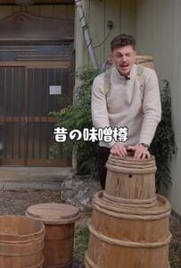 捨てられる予定だった昔の味噌樽が、レモンや苺のプランターに。ドイツ出身の男性が古い物に見つけた新しい役割