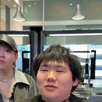 似合う髪型が分からないという天然パーマの男性が、カットでハネを活かした、爽やかなスタイルにチェンジ