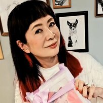 【70歳マダム】レオパード柄パンツが主役の「個性派コーデ」！遊び心たっぷりな着こなし