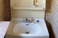 【築32年空き家DIY 】照明丸出しのレトロな洗面台が…　「洗練されたおしゃれな洗面台」に大変身