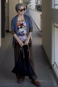 【60代マダム】ポップな〈グラフィックインナー〉でおしゃれな大人カジュアルコーデを披露　「インパクトがあって素敵」