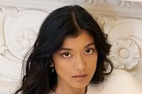 ローラ 赤い花が素敵な華道作品を披露「できたぁ～」自宅和室で練習 農業や書道にも挑戦中