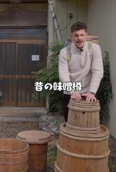 捨てられる予定だった昔の味噌樽が、レモンや苺のプランターに。ドイツ出身の男性が古い物に見つけた新しい役割