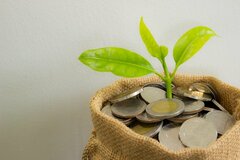 世帯別平均貯蓄は1812万円！ では中央値と世代別データを見てみると？