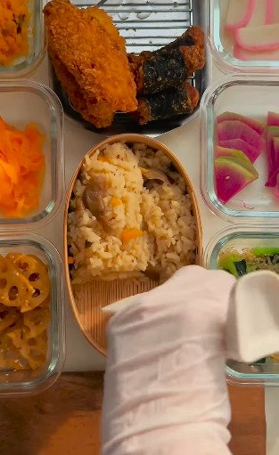 炊き込みご飯を詰めていく