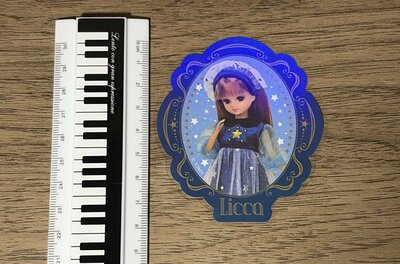 筆者撮影（キャンドゥ、デコレーションステッカー ブラインドパッケージ リカちゃん）