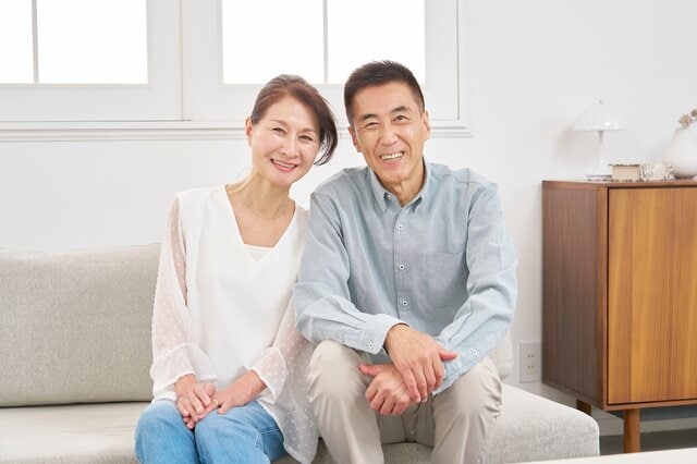 シニア世帯の平均的な生活費「夫婦世帯は約4.2万円、単身世帯は約2.9万円の赤字」あり！収入源「100%が公的年金・恩給」の世帯は約4割