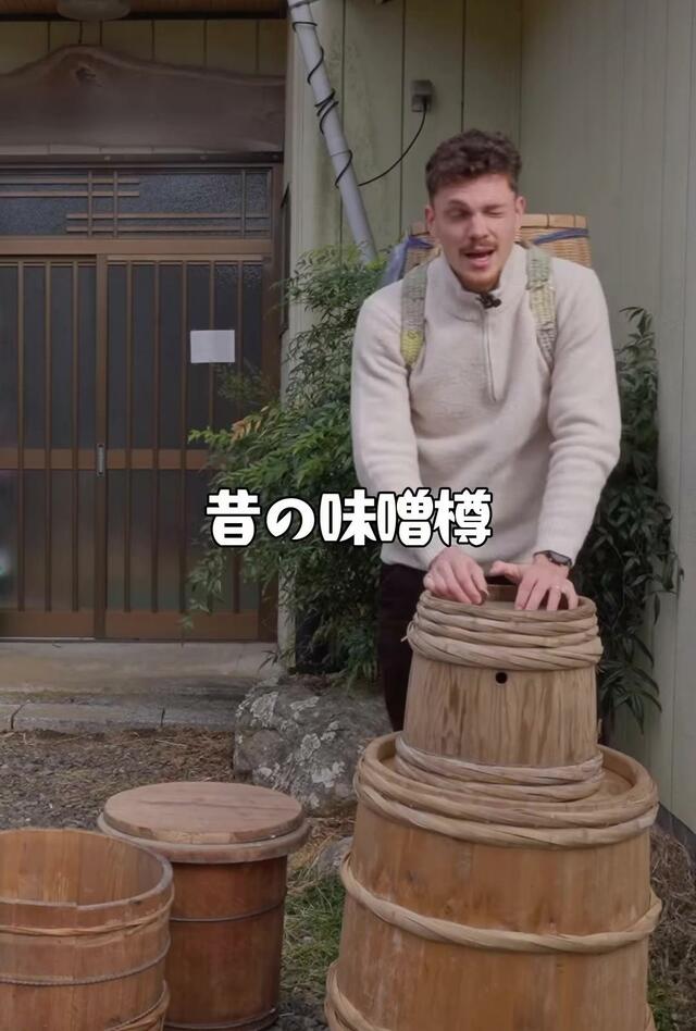 捨てられる予定だった昔の味噌樽が、レモンや苺のプランターに。ドイツ出身の男性が古い物に見つけた新しい役割