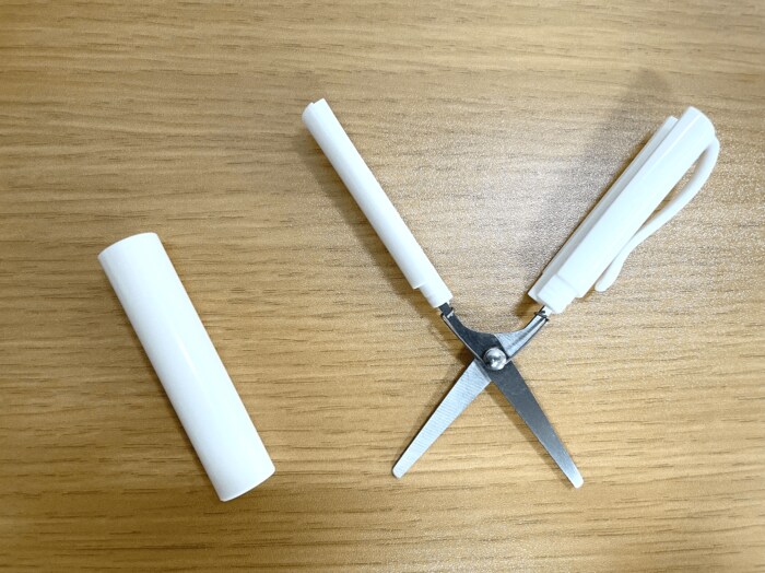 バネの作用で、画像のようにハサミが広がります