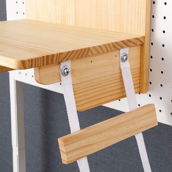 棚板に合わせてネジで取り付けられるハシゴ