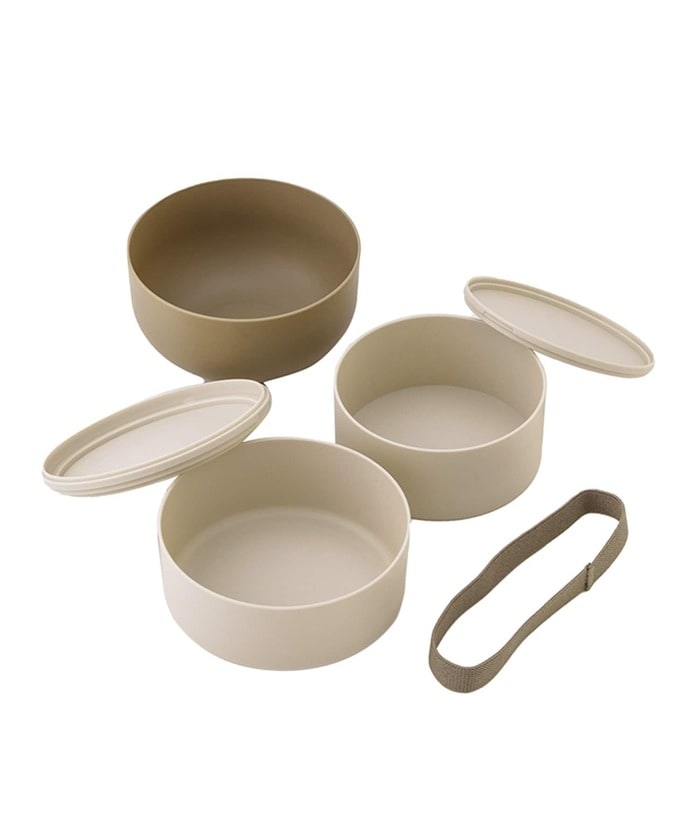 フタと2段のお弁当箱の計3つの容器がセットに