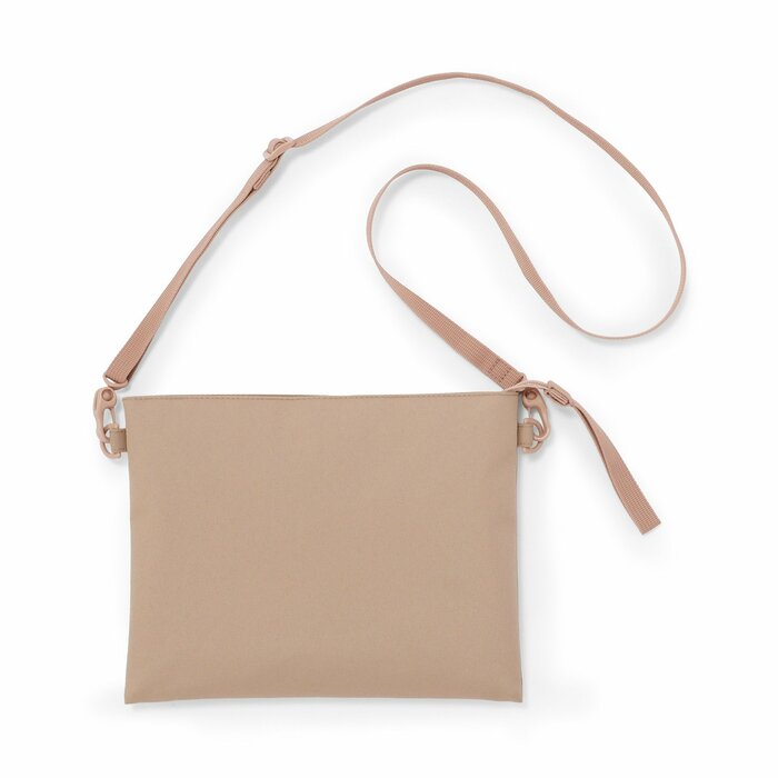 撥水再生ポリエステルサコッシュ（1490円）