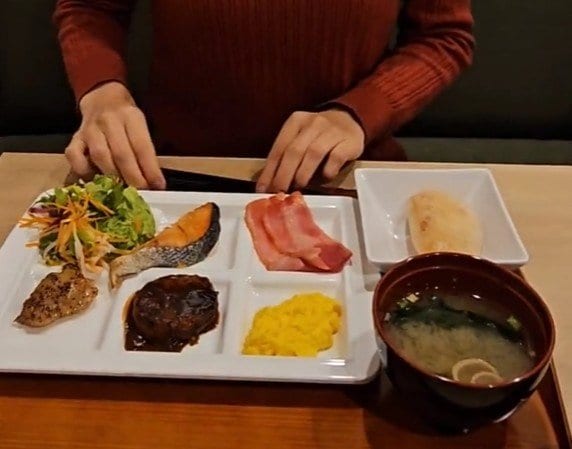 ホテルの朝食ビュッフェでのあるある5選！「食べ過ぎて苦しみがち」「カレーは別腹」体験談が続出