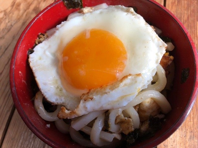 『冷凍讃岐うどん』を焼うどんに（筆者撮影）