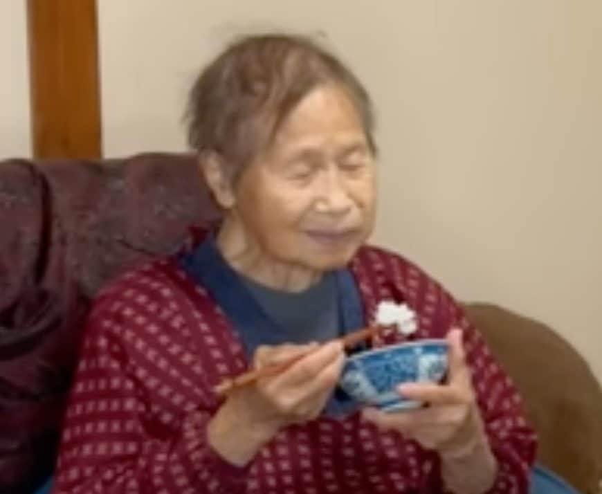 【94歳の長寿飯】きのえおばあちゃんが作る“無限鶏むね肉”に絶賛の声、ソースの作り方にも一工夫「アイデアにビックリ」「素晴らしいです」