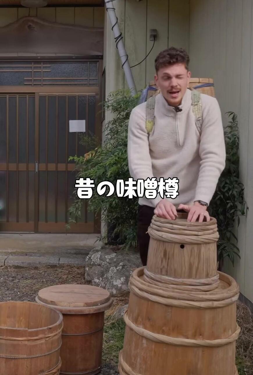 捨てられる予定だった昔の味噌樽が、レモンや苺のプランターに。ドイツ出身の男性が古い物に見つけた新しい役割