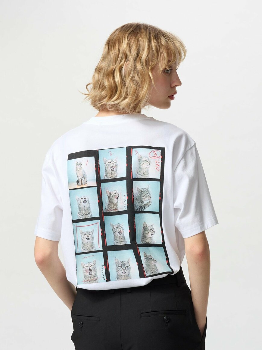 出所：ユニクロ公式　キャット・フォトグラフ UT/リラックスフィット　00 WHITE