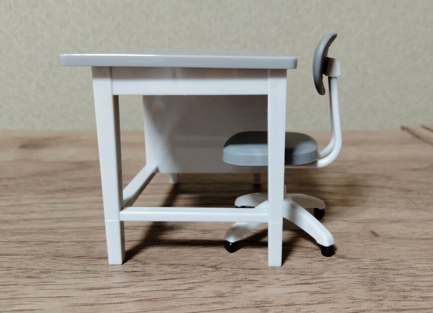 筆者撮影（セリア、ミニチュア 事務机・ミニチュア 事務イス）