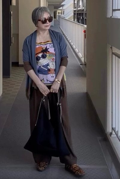 【60代マダム】ポップな〈グラフィックインナー〉でおしゃれな大人カジュアルコーデを披露　「インパクトがあって素敵」