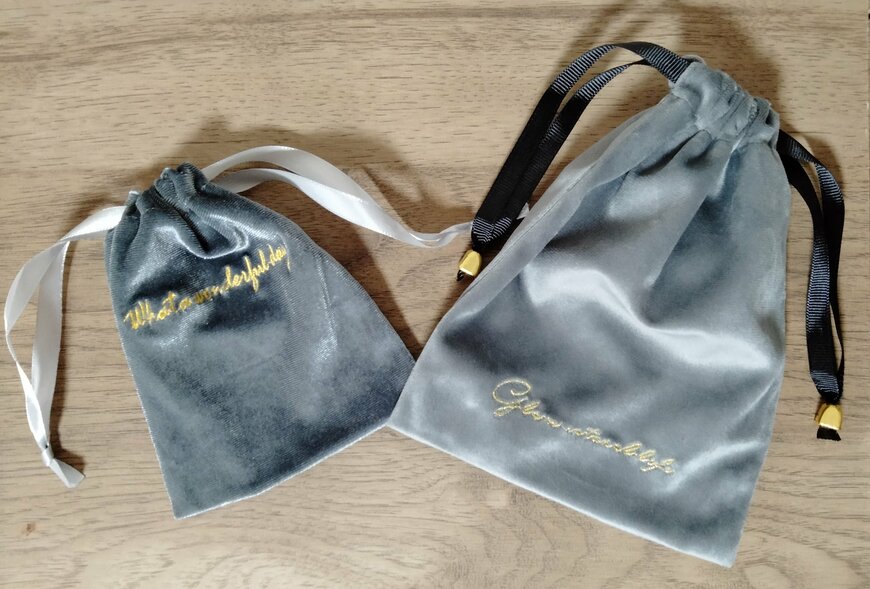 筆者撮影（セリア、巾着ウィンターアソート・セリア、刺繍入りベロア巾着）