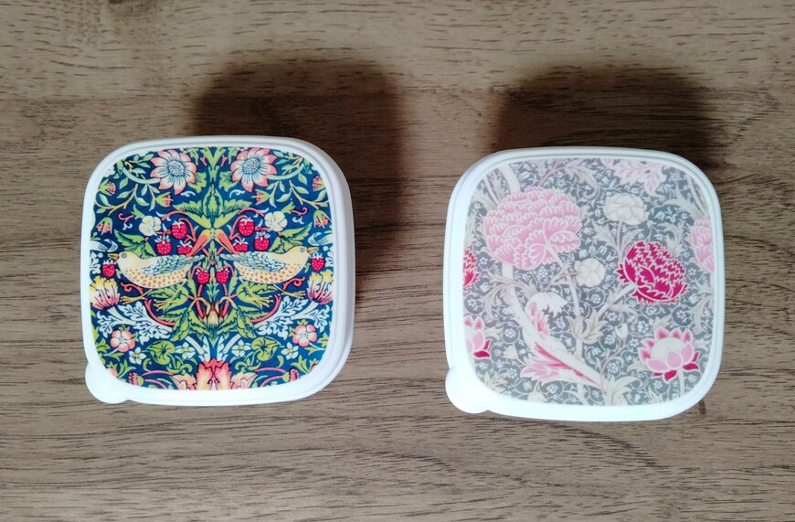 筆者撮影（セリア、シール容器 130ml 2P ウィリアムモリス柄）