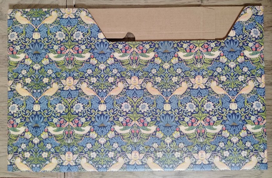 筆者撮影（セリア、A4ファイルボックス 横型 ウィリアム・モリス）