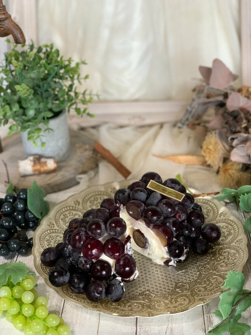 巨峰に見える大きなロールケーキ