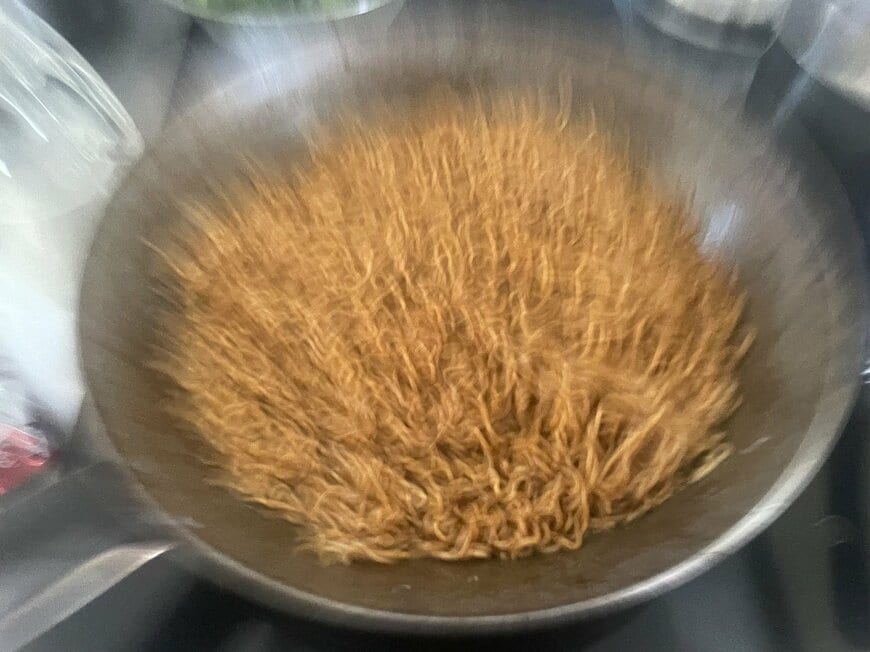 ぶれてしまった焼きそばの写真