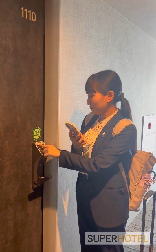スマホに届いた番号を入力する様子