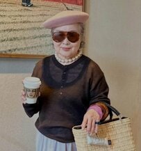 【韓国のおしゃれおばあちゃん】ロマンチックな「ラベンダー色スカート」が主役！大人の“フェミニンコーデ”に「見事な色彩感覚」「スタイリッシュですね」の声