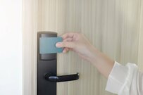 ホテルの客室に着いたら最初に何をする？　「SNS用の写真撮影」「お風呂の準備」体験談が集まる