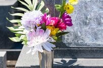 GW帰省時のお墓参りでふと思う「お墓は本当に必要なのか」