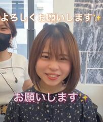 茶髪ボブから黒髪＆イヤリングカラーのショートに大胆イメチェンした女性！