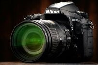 ニコン株が決算発表延期の東芝より大幅下落！ 気になる点は？