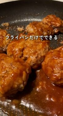 【お弁当ハック】歴10年の看護師が夫に作る〈ハンバーグ弁当〉。生卵を冷凍し半分に切り、1つで2つ分の目玉焼きを作って乗せる実用的なアイデア。ジューシーなメインが完成