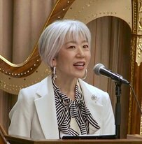 【50代マダム】モノトーンワンピースに白ジャケットを合わせた「仕事コーデ」がかっこいい！品よく華やかな着こなし