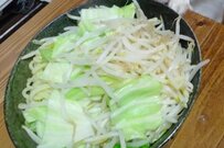 食卓に並んだ「もやし」食べようとするチワワ　あまりにも「必死すぎる表情」に笑ってしまう