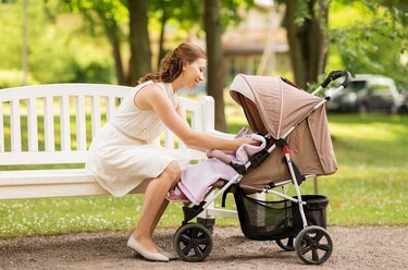 公園のベンチで休憩してるベビーカー人妻 コレクション