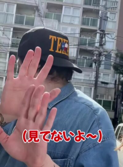 日本の店員さんの振る舞いを真似するアリさん
