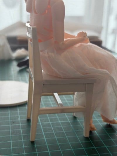 椅子に座った姿