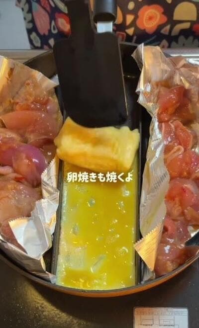鶏もも肉と並んで焼かれる卵焼き