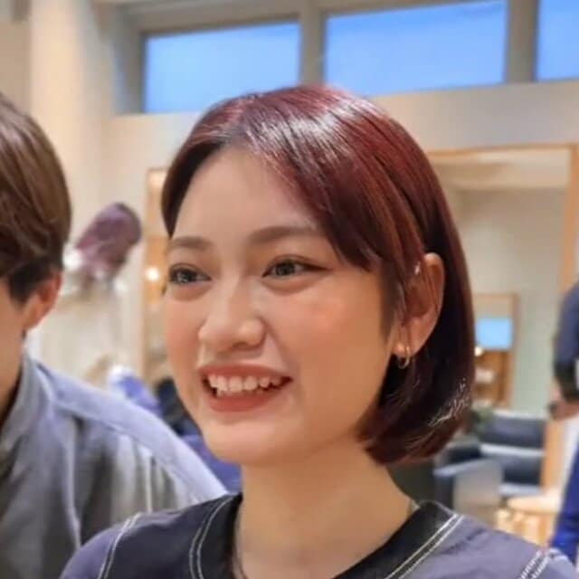 【大変身】「ストレートヘアが似合わない」と気にする女性がプロの技術で大胆イメチェン！念願のパーマに「めっちゃ可愛い」と笑顔