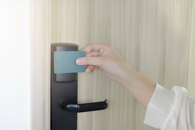ホテルの客室に着いたら最初に何をする？　「SNS用の写真撮影」「お風呂の準備」体験談が集まる