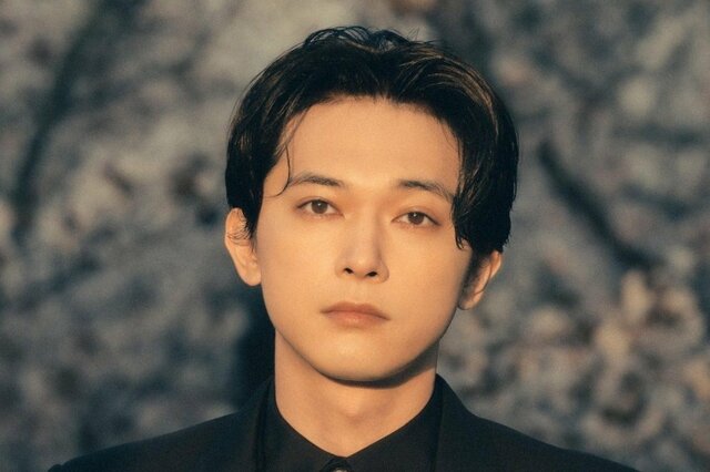 吉沢亮 夜のパリで佇む“幻想的”ショットにSNSうっとり...「めろい」「パリが似合う男やなあ」「絵になりすぎ」