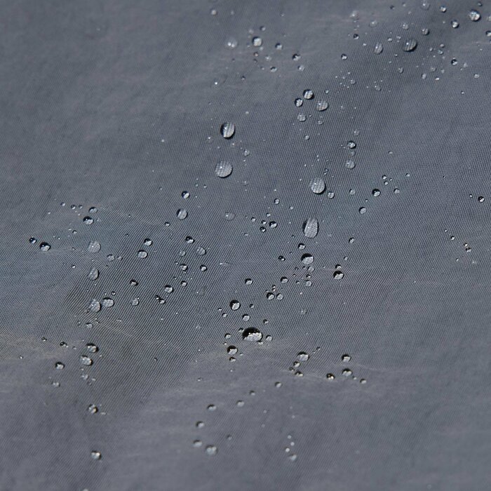 小雨程度の水をはじく撥水加工が施されています
