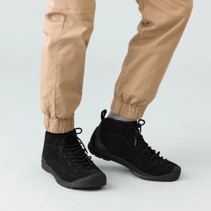 ミッドカットデザインになっており、足首をしっかりサポート