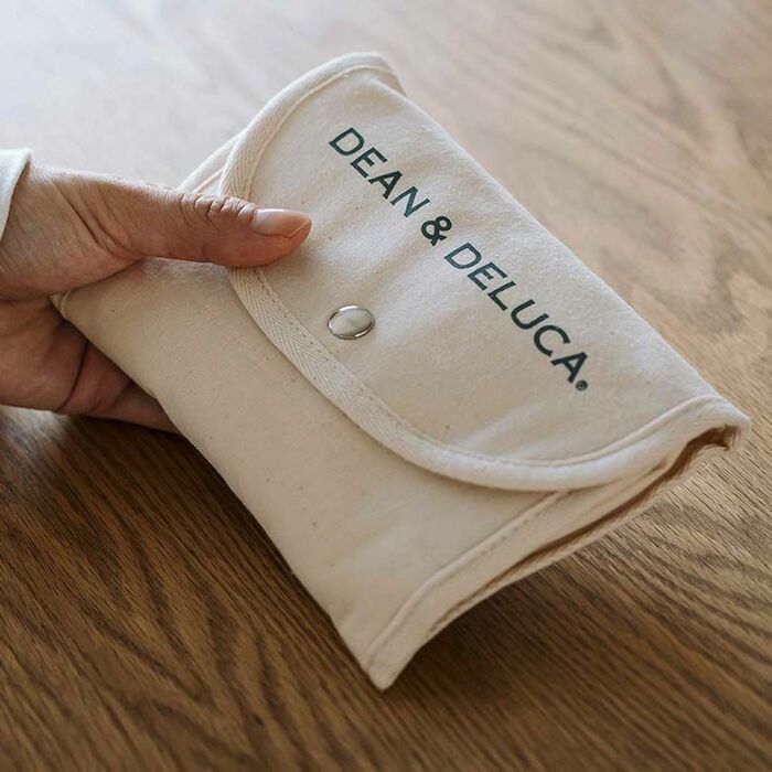 小さく折りたためて、持ち運びにも便利