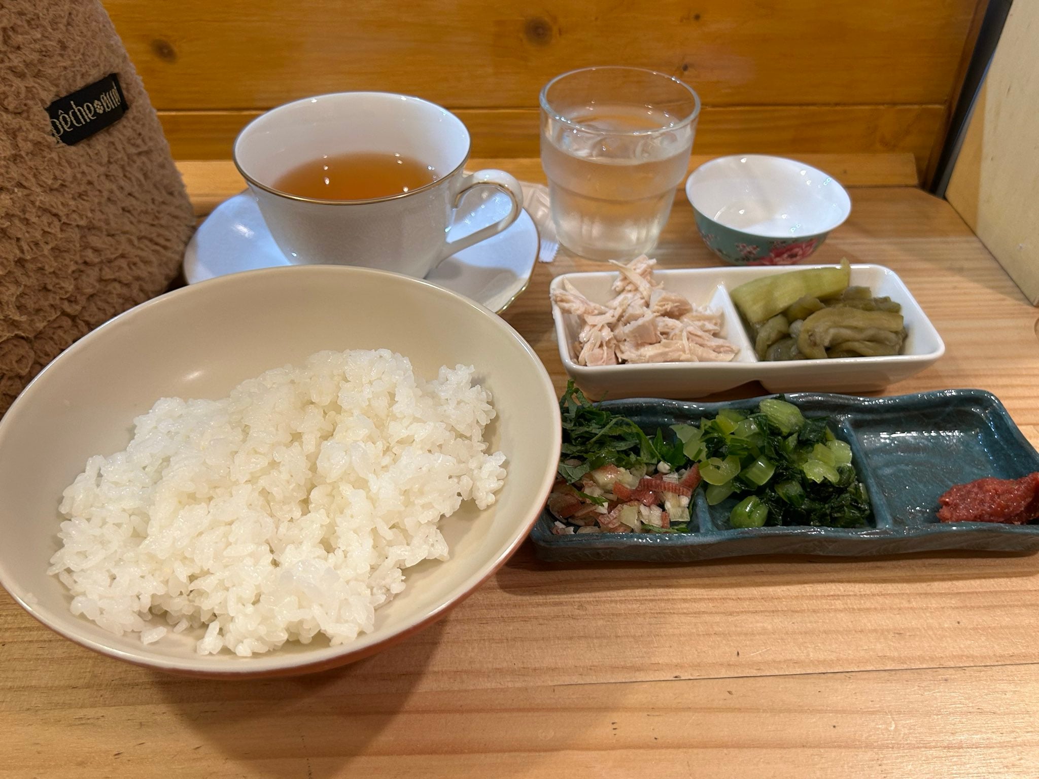 紅茶専門店で注文した夜ごはんをよく見ると…意外な組み合わせに「この発想はなかった」「斬新すぎる」との声