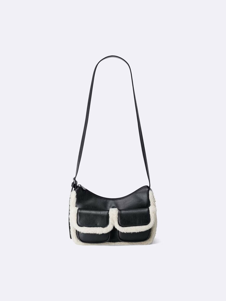 出所：GU公式　ダブルフラップポケットバッグ