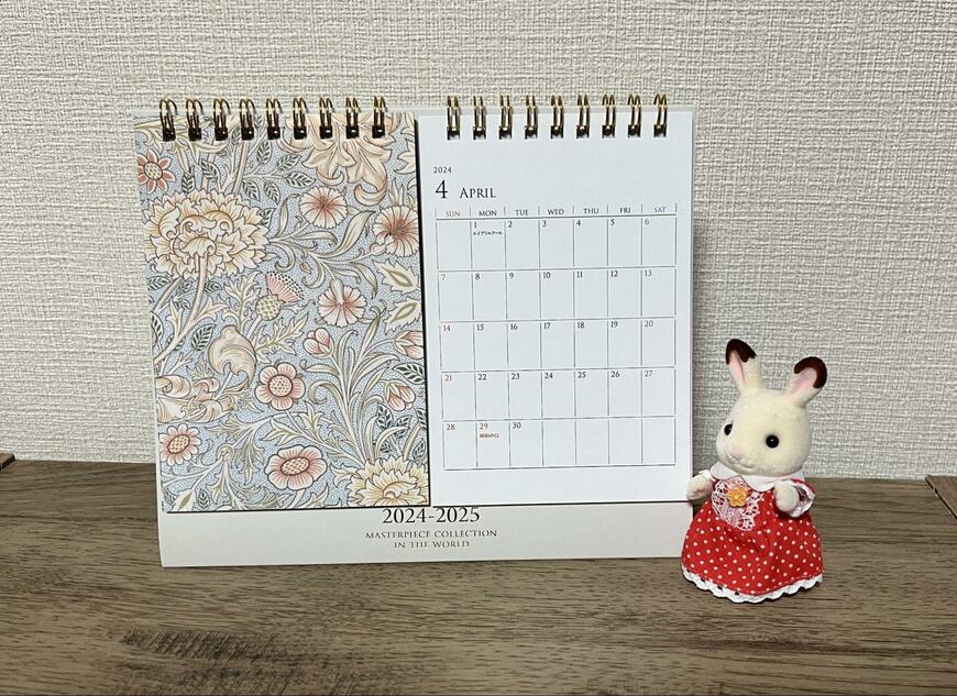 4月始まりのカレンダーがあると部屋のアクセントになりそうですね／筆者撮影（セリア、卓上カレンダー 2連 マスターピースコレクション/WM 4月始まり 日曜はじまり）